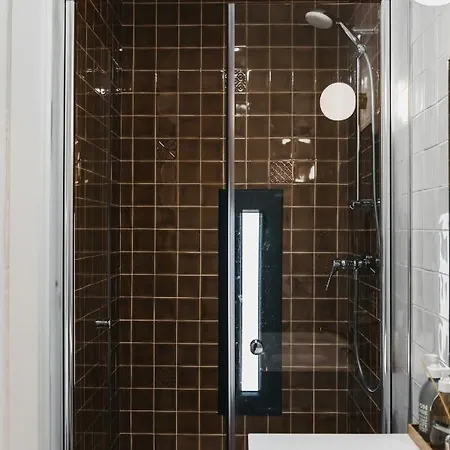 לינה וארוחת בוקר &tales -